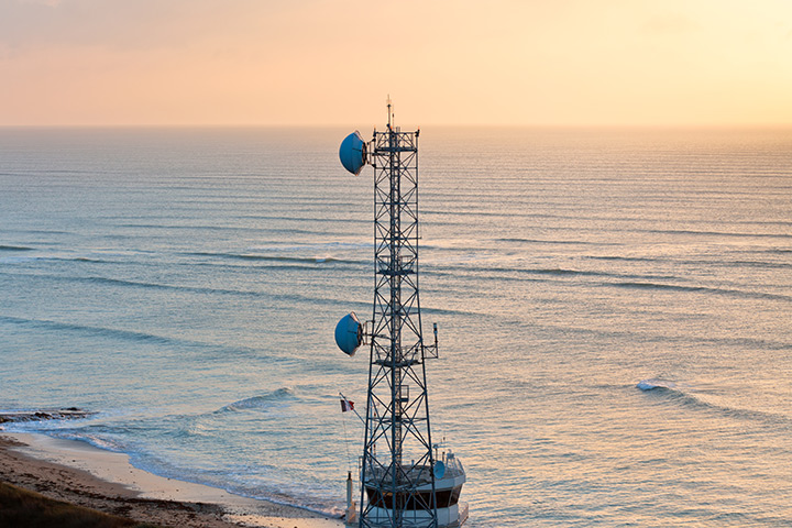 ¿Afecta la corrosión en zonas marítimas a mi antena?
